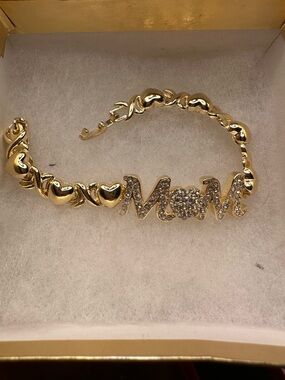 Gold 'Mom' Heart Link Bracelet - Sparkling Pavé Accent